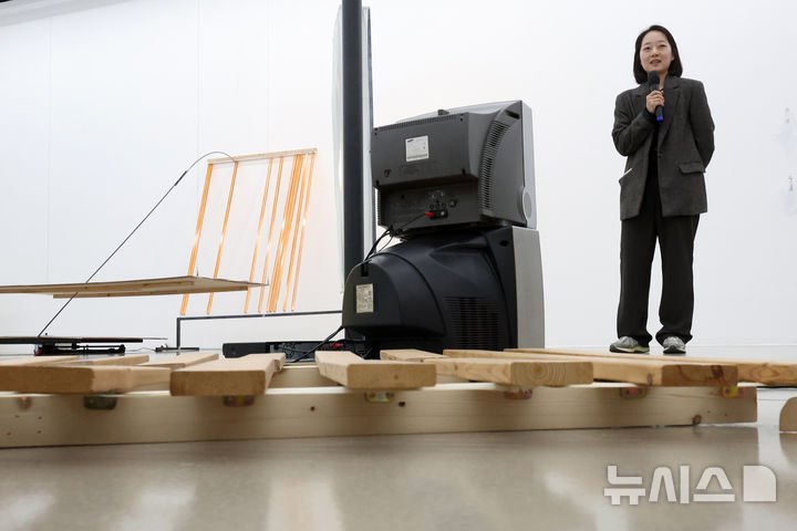 [서울=뉴시스] 박진희 기자 = 한국문화예술위원회 아르코미술관은 19일 서울 종로구 아르코미술관에서 아르코 예술창작실 작가전 '인 시투 In Situ' 기자간담회를 갖고 참여 작가 서희의 작품을 선보이고 있다. 2025.11.19. pak7130@newsis.com