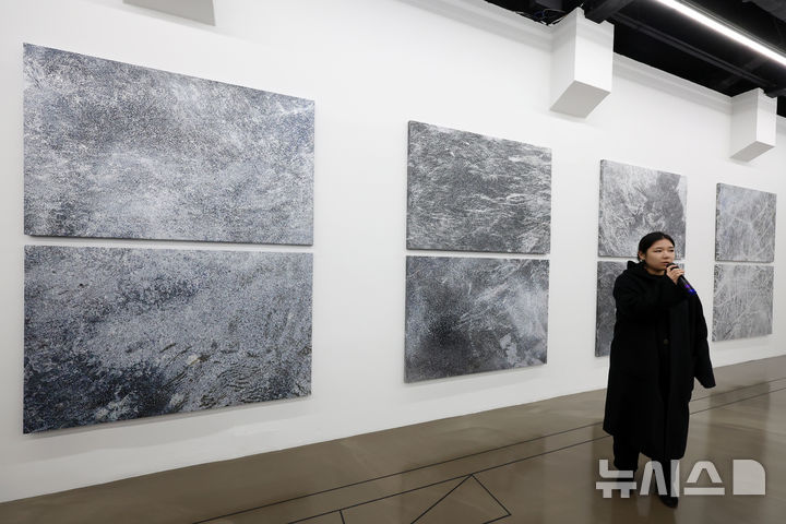 [서울=뉴시스] 박진희 기자 = 한국문화예술위원회 아르코미술관은 19일 서울 종로구 아르코미술관에서 아르코 예술창작실 작가전 '인 시투 In Situ' 기자간담회를 갖고 참여 작가 윤향로의 작품을 선보이고 있다. 2025.11.19. pak7130@newsis.com