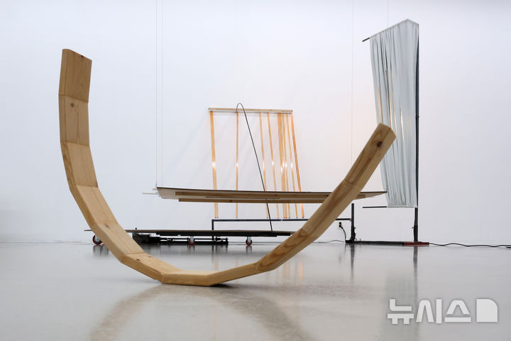 [서울=뉴시스] 박진희 기자 = 한국문화예술위원회 아르코미술관은 19일 서울 종로구 아르코미술관에서 아르코 예술창작실 작가전 '인 시투 In Situ' 기자간담회를 갖고 참여 작가 서희의 작품을 선보이고 있다. 2025.11.19. pak7130@newsis.com