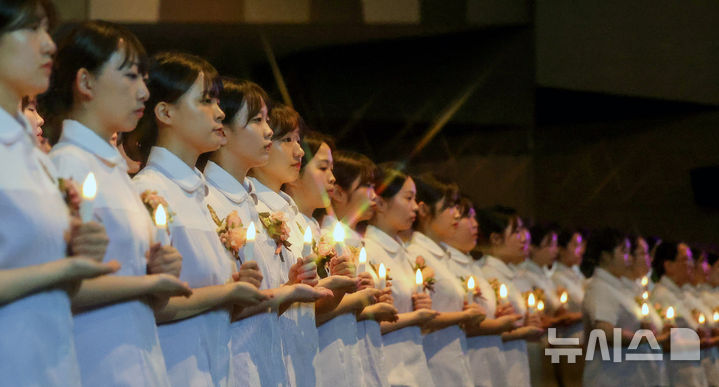 [대구=뉴시스] 이무열 기자 = 19일 대구 북구 대구보건대학교 인당아트홀에서 열린 ‘제27회 나이팅게일 선서식’에서 간호대학 학생들이 촛불을 들고 나이팅게일의 숭고한 희생정신을 본받아 전문 간호인으로서 최선을 다할 것을 다짐하고 있다. 2025.11.19. lmy@newsis.com