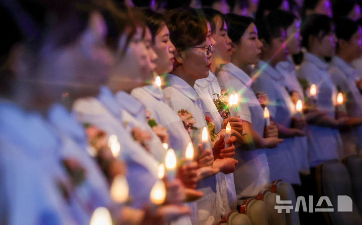 [대구=뉴시스] 이무열 기자 = 19일 대구 북구 대구보건대학교 인당아트홀에서 열린 ‘제27회 나이팅게일 선서식’에서 간호대학 학생들이 촛불을 들고 나이팅게일의 숭고한 희생정신을 본받아 전문 간호인으로서 최선을 다할 것을 다짐하고 있다. 2025.11.19. lmy@newsis.com