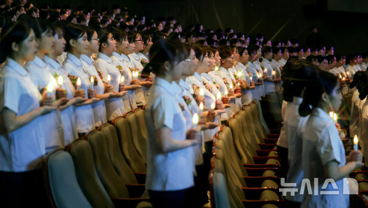 [대구=뉴시스] 이무열 기자 = 19일 대구 북구 대구보건대학교 인당아트홀에서 열린 ‘제27회 나이팅게일 선서식’에서 간호대학 학생들이 촛불을 들고 나이팅게일의 숭고한 희생정신을 본받아 전문 간호인으로서 최선을 다할 것을 다짐하고 있다. 2025.11.19. lmy@newsis.com