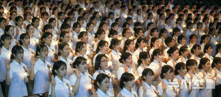 [대구=뉴시스] 이무열 기자 = 19일 대구 북구 대구보건대학교 인당아트홀에서 열린 ‘제27회 나이팅게일 선서식’에서 간호대학 학생들이 촛불을 들고 나이팅게일의 숭고한 희생정신을 본받아 전문 간호인으로서 최선을 다할 것을 다짐하고 있다. 2025.11.19. lmy@newsis.com