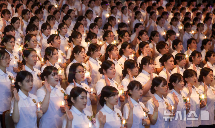 [대구=뉴시스] 이무열 기자 = 19일 대구 북구 대구보건대학교 인당아트홀에서 열린 ‘제27회 나이팅게일 선서식’에서 간호대학 학생들이 촛불을 들고 나이팅게일의 숭고한 희생정신을 본받아 전문 간호인으로서 최선을 다할 것을 다짐하고 있다. 2025.11.19. lmy@newsis.com