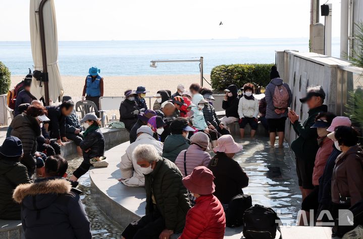  [부산=뉴시스] 하경민 기자 = 전국적으로 추위가 지속된 19일 부산 해운대구 해운대해수욕장 온천족욕탕을 찾은 시민들이 바다를 바라보며 온천족욕을 즐기고 있다. 수온 약 43도의 온천수를 즐길 수 있는 이 곳은 동절기(11~3월)에는 낮 12시부터 오후 5시까지, 하절기(4~10월)에는 오후 1~6시 운영된다. 매주 화요일 정기 휴무이며, 누구나 무료로 이용할 수 있다. 2025.11.19. yulnetphoto@newsis.com