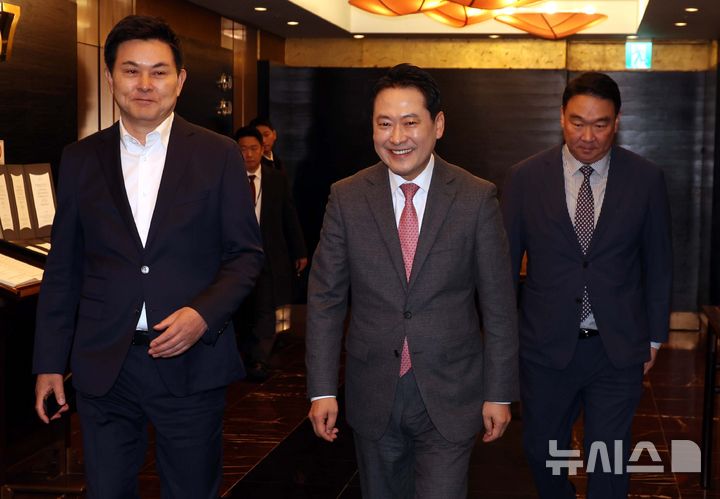 [서울=뉴시스] 조성봉 기자= 장동혁 국민의힘 대표가 19일 오후 서울 여의도의 한 식당에서 열린 중진의원 모임에 참석하고 있다. 왼쪽부터 김태호 의원, 장 대표, 정희용 사무총장. 2025.11.19. suncho21@newsis.com