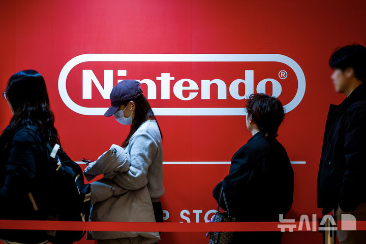 [서울=뉴시스] 정병혁 기자 = 19일 서울 송파구 롯데월드몰에 열린 닌텐도 공식 팝업스토어를 찾은 시민들이 입장을 위해 줄 서 있다. 2025.11.19. jhope@newsis.com