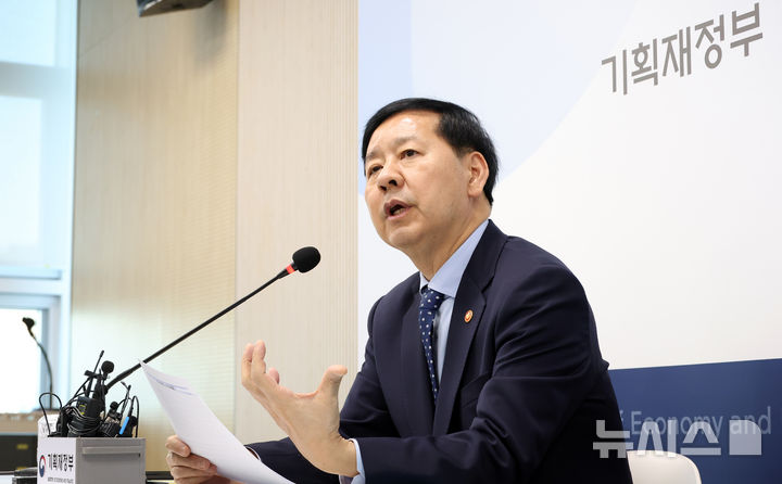 [세종=뉴시스] 강종민 기자 = 구윤철 경제부총리 겸 기획재정부 장관이 19일 세종시 정부세종청사에서 열린 출입기자 간담회에서 경제현안을 설명하고 있다. 2025.11.19. ppkjm@newsis.com