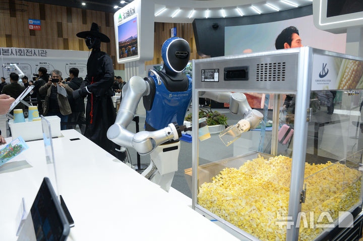 [울산=뉴시스] 배병수 기자 = 대한민국 지역 균형 성장의 새로운 이정표를 제시하는 ‘2025 대한민국 지방시대 엑스포’가 19일 울산 울주군 울산전시컨벤션센터에서 열리고 있다 .2025.11.19.bbs@newsis.com.