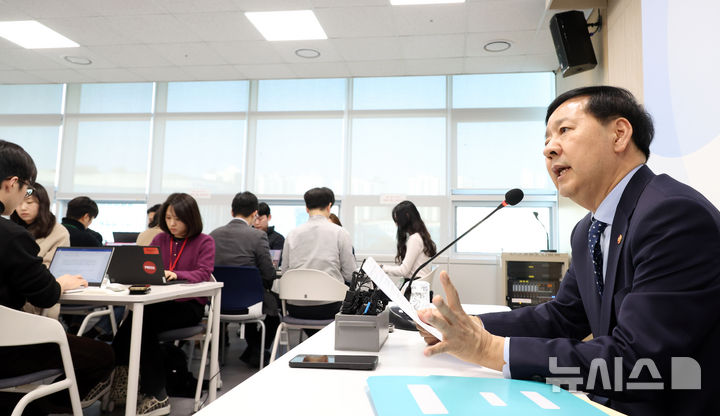 [세종=뉴시스] 강종민 기자 = 구윤철 경제부총리 겸 기획재정부 장관이 19일 세종시 정부세종청사에서 열린 출입기자 간담회에서 경제현안을 설명하고 있다. 2025.11.19. ppkjm@newsis.com