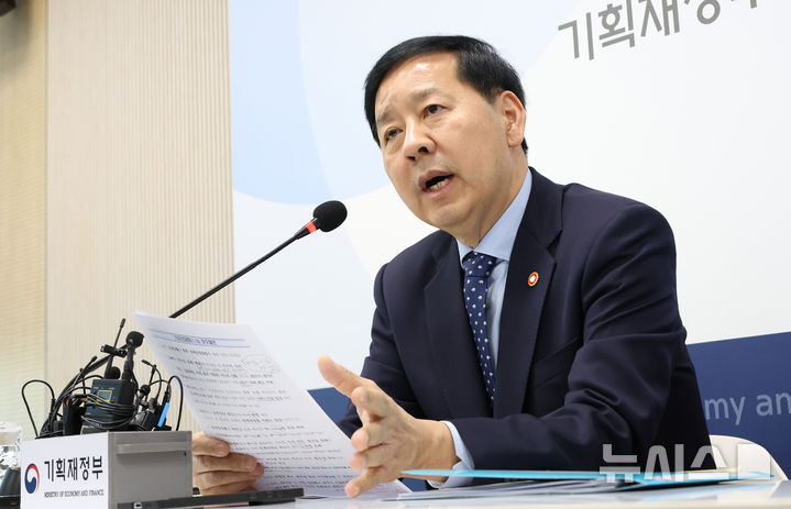 [세종=뉴시스] 강종민 기자 = 구윤철 경제부총리 겸 기획재정부 장관이 19일 세종시 정부세종청사에서 열린 출입기자 간담회에서 경제현안을 설명하고 있다. 2025.11.19. ppkjm@newsis.com