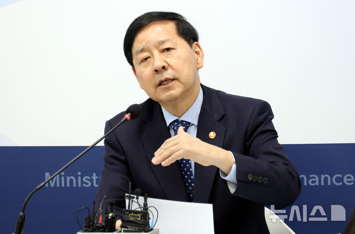 [세종=뉴시스] 강종민 기자 = 구윤철 경제부총리 겸 기획재정부 장관이 19일 세종시 정부세종청사에서 열린 출입기자 간담회에서 경제현안을 설명하고 있다. 2025.11.19. ppkjm@newsis.com