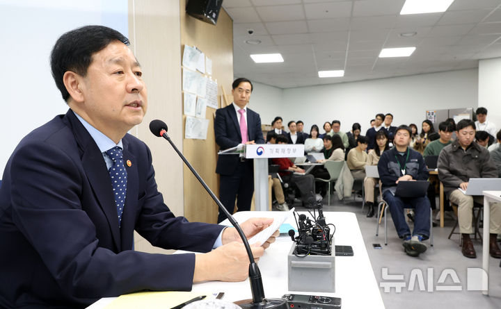 [세종=뉴시스] 강종민 기자 = 구윤철 경제부총리 겸 기획재정부 장관이 19일 세종시 정부세종청사에서 열린 출입기자 간담회에서 경제현안을 설명하고 있다. 2025.11.19. ppkjm@newsis.com
