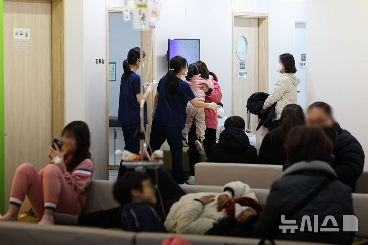 [서울=뉴시스] 권창회 기자 = 독감이 유행 중인 19일 오후 서울 성북구 우리아이들병원 진료실이 진료를 받기 위해 기다리는 어린이들로 붐비고 있다. 예년보다 한 달 이상 이른 인플루엔자 유행이 최근 10년 중 최고 수준으로 확산하며 방역당국이 경계 태세를 강화했다. 특히 초등학생 연령대에서 급증세가 두드러지면서 학령기 아동에 대한 예방접종 참여율 제고가 시급한 상황이다. 2025.11.19. kch0523@newsis.com