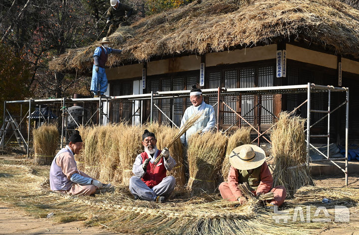 [용인=뉴시스] 김종택기자 = 절기상 소설을 사흘 앞둔 19일 경기 용인시 한국민속촌에서 관계자들이 초가지붕에 올릴 용마름과 이엉 잇기 작업을 하며 겨울을 준비하고 있다. 2025.11.19. jtk@newsis.com
