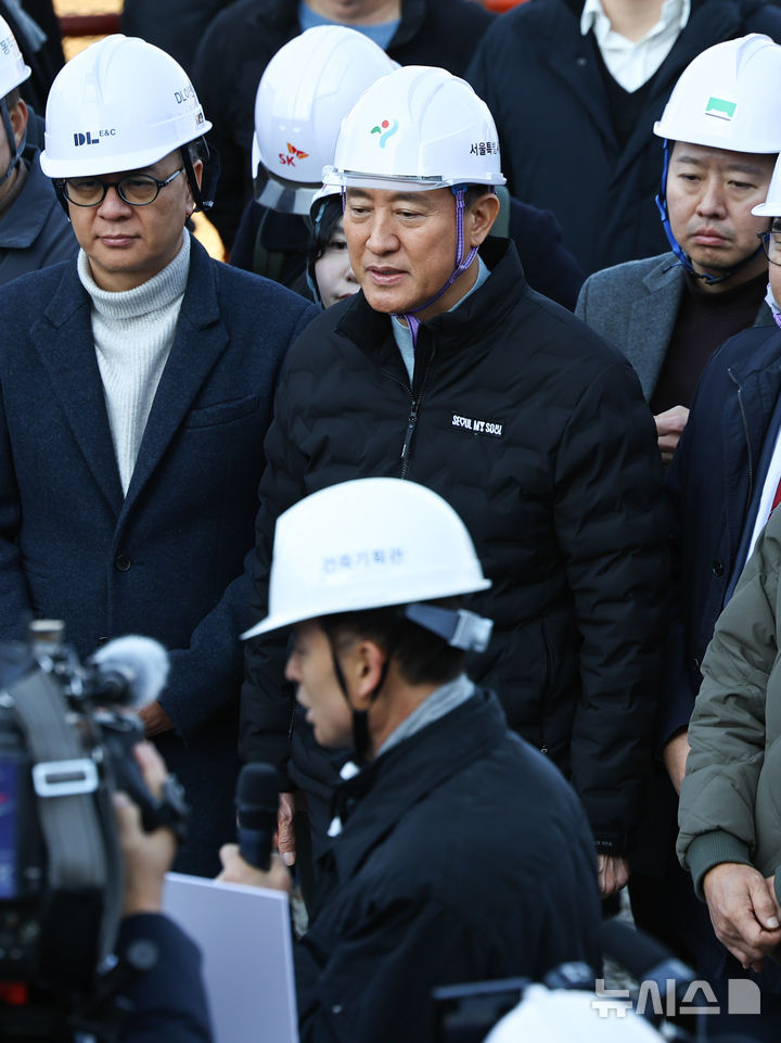 [서울=뉴시스] 최진석 기자 = 오세훈 서울시장이 19일 서울 동작구 노량진 재정비촉진지구 착공 현장(6구역)을 찾아 서울시 관계자의 현장 브리핑을 듣고 있다. 2025.11.19. myjs@newsis.com