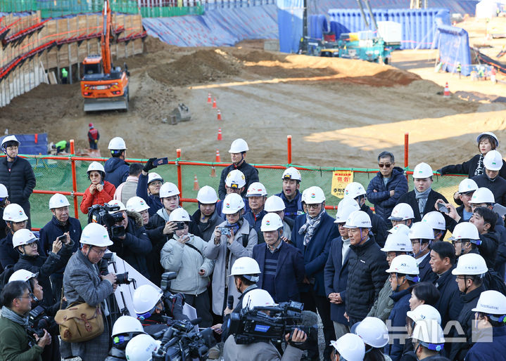 [서울=뉴시스] 최진석 기자 = 오세훈 서울시장이 19일 서울 동작구 노량진 재정비촉진지구 착공 현장(6구역)을 찾아 서울시 관계자의 현장 브리핑을 듣고 있다. 2025.11.19. myjs@newsis.com