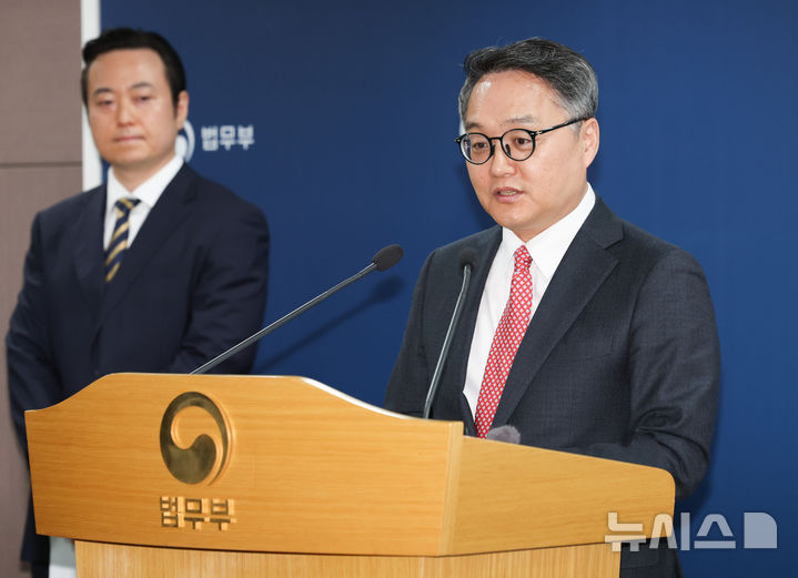 [과천=뉴시스] 이영환 기자 = 정홍식 법무부 국제법무국장이 19일 오후 경기 과천시 법무부 브리핑실에서 론스타 ISDS 취소 결정 선고 관련 브리핑을 하고 있다. 2025.11.19. 20hwan@newsis.com