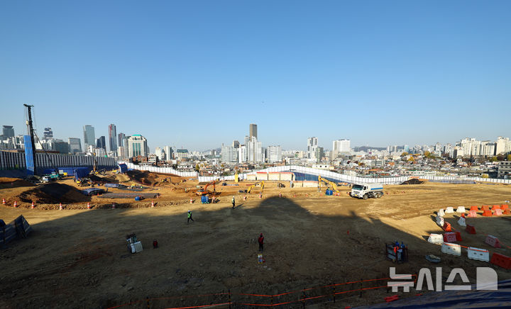 [서울=뉴시스] 최진석 기자 = 19일 서울 동작구 노량진 재정비촉진지구 착공 현장(6구역)에 공사가 진행되고 있다. 2025.11.19. myjs@newsis.com