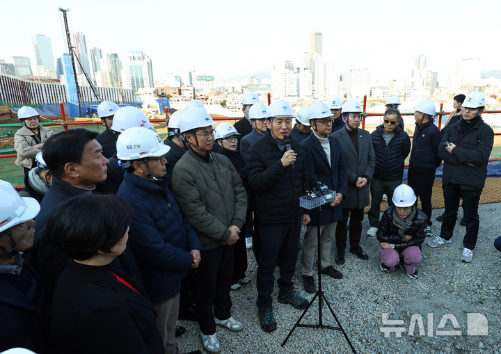 [서울=뉴시스] 최진석 기자 = 오세훈 서울시장이 19일 서울 동작구 노량진 재정비촉진지구 착공 현장(6구역)을 찾아 메시지를 전달하고 있다. 2025.11.19. myjs@newsis.com