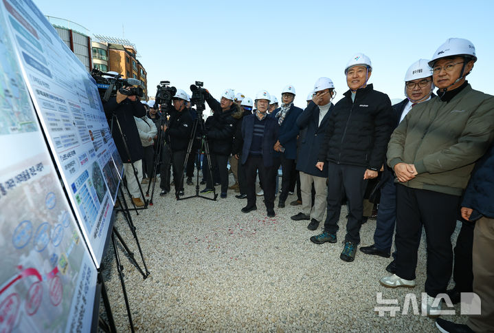 [서울=뉴시스] 최진석 기자 = 오세훈 서울시장이 19일 서울 동작구 노량진 재정비촉진지구 착공 현장(6구역)을 찾아 서울시 관계자의 현장 브리핑을 듣고 있다. 2025.11.19. myjs@newsis.com
