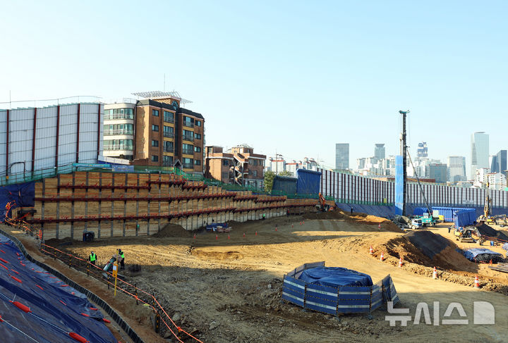 [서울=뉴시스] 최진석 기자 = 19일 서울 동작구 노량진 재정비촉진지구 착공 현장(6구역)에 공사가 진행되고 있다. 2025.11.19. myjs@newsis.com