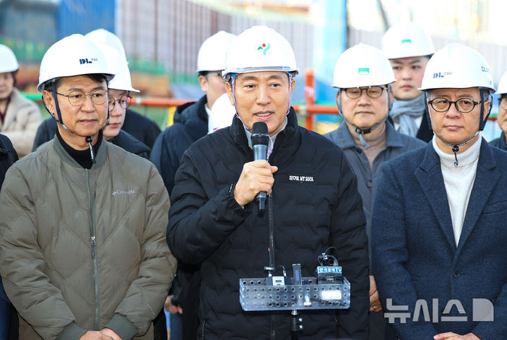 [서울=뉴시스] 최진석 기자 = 오세훈 서울시장이 19일 서울 동작구 노량진 재정비촉진지구 착공 현장(6구역)을 찾아 메시지를 전달하고 있다. 2025.11.19. myjs@newsis.com