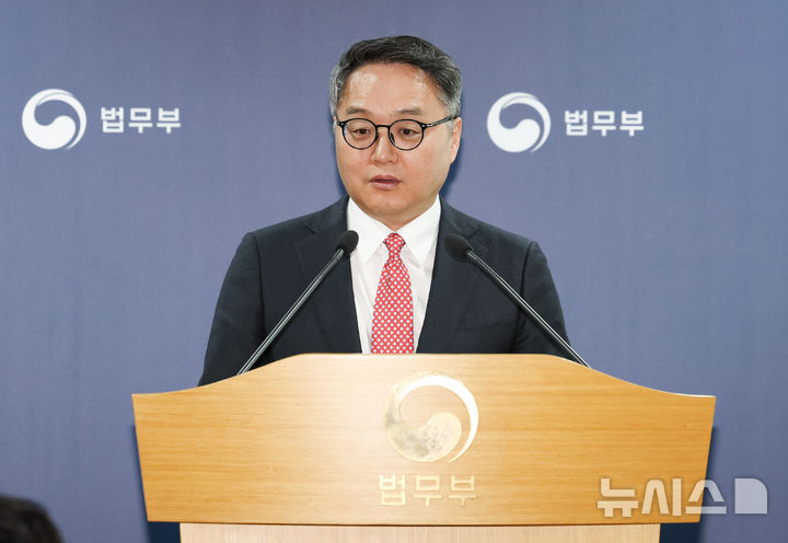 [과천=뉴시스] 이영환 기자 = 정홍식 법무부 국제법무국장이 19일 오후 경기 과천시 법무부 브리핑실에서 론스타 ISDS 취소 결정 선고 관련 브리핑을 하고 있다. 2025.11.19. 20hwan@newsis.com