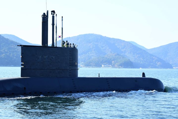 [서울=뉴시스] 황준선 기자 = 대한민국 1번 잠수함 장보고함이 19일 오후 마지막 항해를 위해 경남 진해군항을 출항하고 있다. (사진=해군 제공) 2025.11.19. photo@newsis.com *재판매 및 DB 금지