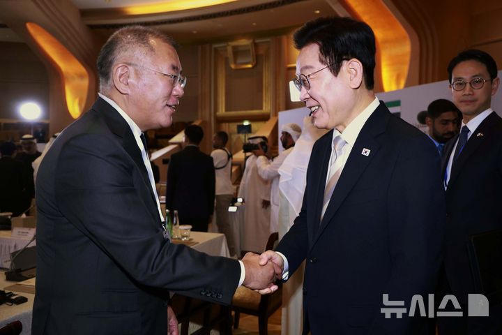 [아부다비=뉴시스] 최동준 기자 = 아랍에미리트(UAE)를 국빈 방문 중인 이재명 대통령이 19일(현지 시간) 아부다비 한 호텔에서 열린 한-UAE 비즈니스 라운드테이블에서 정의선 현대동차그룹 회장과 인사하고 있다. 2025.11.19. photocdj@newsis.com