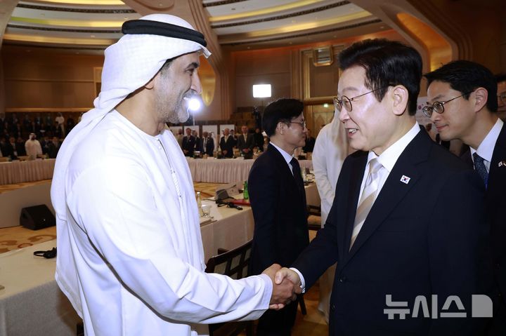 [아부다비=뉴시스] 최동준 기자 = 아랍에미리트(UAE)를 국빈 방문 중인 이재명 대통령이 19일(현지 시간) 아부다비 한 호텔에서 열린 한-UAE 비즈니스 라운드테이블에서 알 제유디 UAE 대외무역장관과 인사하고 있다. 2025.11.19. photocdj@newsis.com