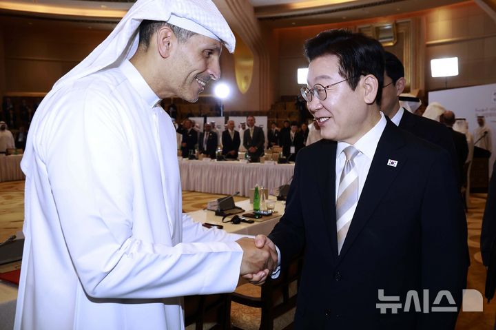 [아부다비=뉴시스] 최동준 기자 = 아랍에미리트(UAE)를 국빈 방문 중인 이재명 대통령이 19일(현지 시간) 아부다비 한 호텔에서 열린 한-UAE 비즈니스 라운드테이블에서 칼둔 칼리파 알 무바라크 UAE 무바달라 개발회사 CEO와 인사하고 있다. 2025.11.19. photocdj@newsis.com