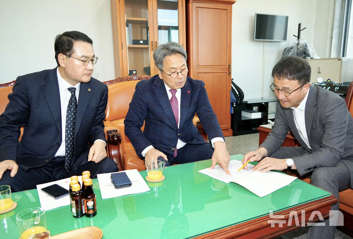 [광주=뉴시스] 강기정 광주시장이 한병도 예산결산위원장에게 '2026년도 광주 핵심 사업'을 설명하며 국비 반영을 요청하고 있다. (사진=광주시청 제공). photo@newsis.com *재판매 및 DB 금지