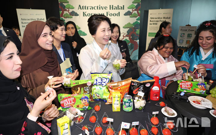 [아부다비=뉴시스] 최동준 기자 = 김혜경 여사가 19일(현지 시간) 아부다비 주UAE한국문화원에서 열린 할랄 K-푸드 홍보행사에서 참석자들과 한국 식품에 대해 대화를 나누고 있다. 2025.11.19. photocdj@newsis.com