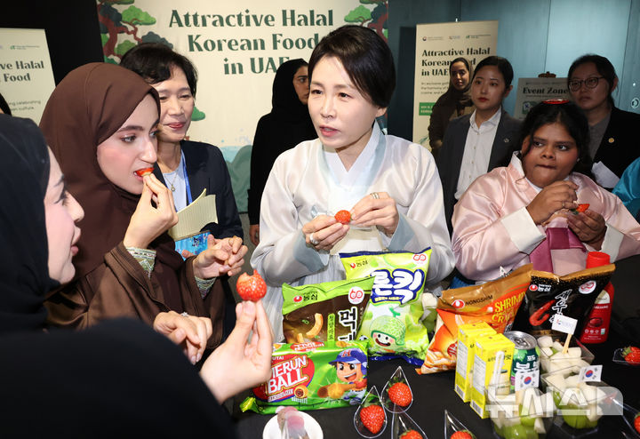 [아부다비=뉴시스] 최동준 기자 = 김혜경 여사가 19일(현지 시간) 아부다비 주UAE한국문화원에서 열린 할랄 K-푸드 홍보행사에서 참석자들과 한국 식품에 대해 대화를 나누고 있다. 2025.11.19. photocdj@newsis.com