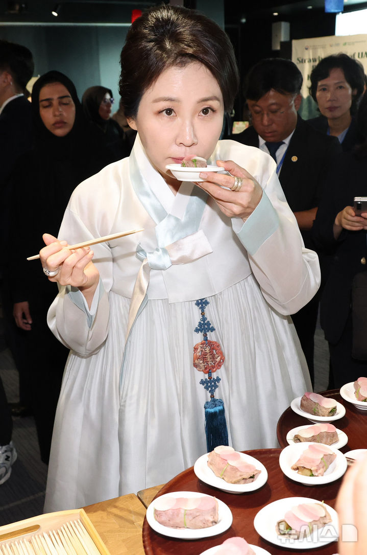 [아부다비=뉴시스] 최동준 기자 = 김혜경 여사가 19일(현지 시간) 아부다비 주UAE한국문화원에서 열린 할랄 K-푸드 홍보행사에서 음식을 시식하고 있다. 2025.11.19. photocdj@newsis.com