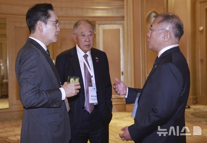 [아부다비=뉴시스] 최동준 기자 = 이재용 삼성전자 회장, 정의선 현대동차그룹 회장, 류진 한국경제인협회 회장이 19일(현지 시간) 아부다비 한 호텔에서 열린 한-UAE 비즈니스 라운드테이블에 앞서 대화를 하고 있다. 2025.11.19. photocdj@newsis.com