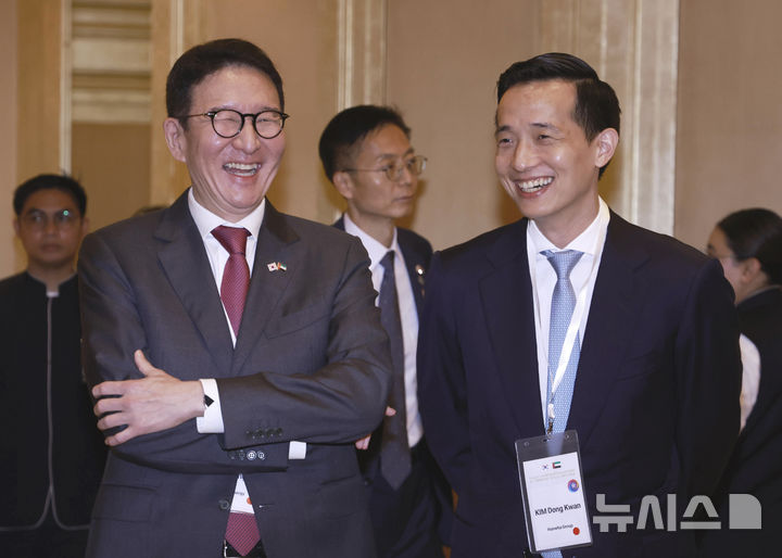 [아부다비=뉴시스] 최동준 기자 = 허용수 GS에너지 대표이사와 김동관 한화그룹 부회장이 19일(현지 시간) 아부다비 한 호텔에서 열린 한-UAE 비즈니스 라운드테이블에 앞서 대화를 하고 있다. 2025.11.19. photocdj@newsis.com