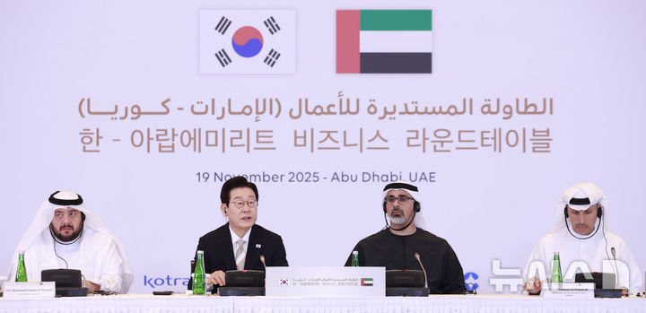 [아부다비=뉴시스] 최동준 기자 = 아랍에미리트(UAE)를 국빈 방문 중인 이재명 대통령이 19일(현지 시간) 아부다비 한 호텔에서 열린 한-UAE 비즈니스 라운드테이블에서 발언하고 있다. 2025.11.19. photocdj@newsis.com