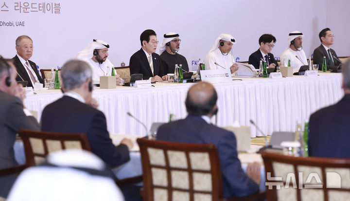 [아부다비=뉴시스] 최동준 기자 = 아랍에미리트(UAE)를 국빈 방문 중인 이재명 대통령이 19일(현지 시간) 아부다비 한 호텔에서 열린 한-UAE 비즈니스 라운드테이블에서 발언하고 있다. 2025.11.19. photocdj@newsis.com