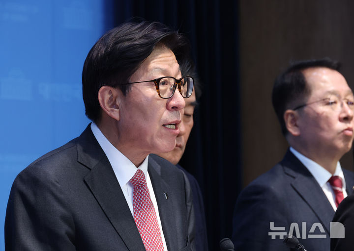 [서울=뉴시스] 김금보 기자 = 박형준 부산시장과 부산지역 국민의힘 의원들이 19일 오후 서울 여의도 국회 소통관에서 열린 대정부 건의과제 공동 브리핑을 하고 있다. 가덕도 신공항 조속 건설 및 적기 개항, 해수부 기능 강화 및 공공기관 이전, HMM 유치, 한국산업은행 이전 등을 건의하고 있다. 2025.11.19. kgb@newsis.com