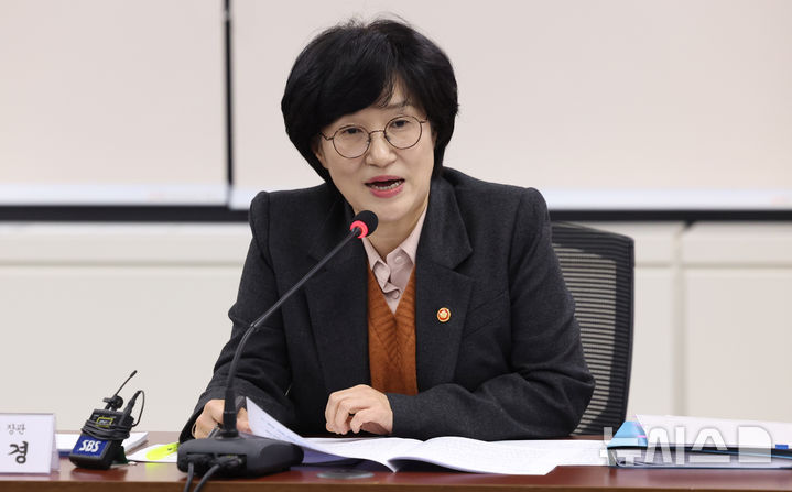 [서울=뉴시스] 추상철 기자 = 원민경 성평등가족부 장관이 19일 오후 서울 종로구 정부서울청사에서 열린 '성별임금격차 해소 등 고용평등 실현을 위한 제3차 전문가 간담회'에서 발언하고 있다. 2025.11.19. scchoo@newsis.com