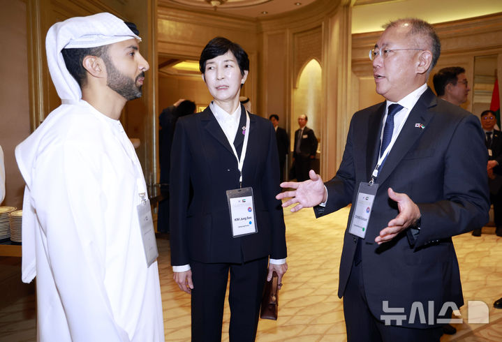 [아부다비=뉴시스] 최동준 기자 = 정의선 현대자동차그룹 회장과 김정수 삼약식품 대표이사 부회장이 19일(현지 시간) 아부다비 한 호텔에서 열린 이재명 대통령 아랍에미리트(UAE)를 국빈 방문 계기 한-UAE 비즈니스 라운드테이블에서 압둘라 모하메드 헤랄 알 카비 사르야 대표와 대화하고 있다. 2025.11.19. photocdj@newsis.com