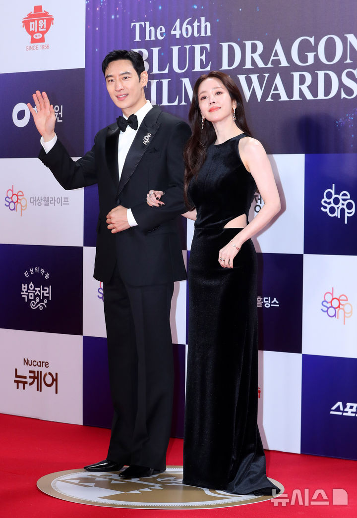 [서울=뉴시스] 김혜진 기자 = 배우 이제훈(왼쪽), 한지민이 19일 오후 서울 영등포구 KBS홀에서 열린 제46회 청룡영화상 레드카펫 행사에서 포즈를 취하고 있다. 2025.11.19. jini@newsis.com