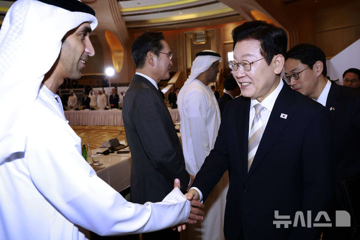 [아부다비=뉴시스] 최동준 기자 = 아랍에미리트(UAE)를 국빈 방문 중인 이재명 대통령이 19일(현지 시간) 아부다비 한 호텔에서 열린 한-UAE 비즈니스 라운드테이블에서 알 하제리 외교부 국무장관과 인사하고 있다. 2025.11.19. photocdj@newsis.com