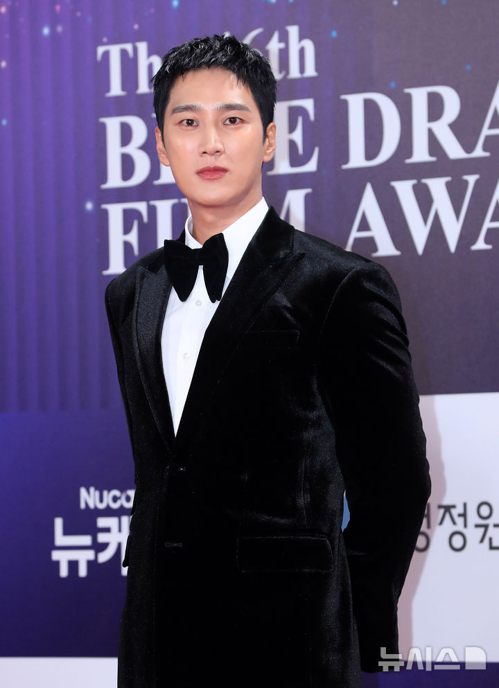 [서울=뉴시스] 김혜진 기자 = 배우 안보현이 19일 오후 서울 영등포구 KBS홀에서 열린 제46회 청룡영화상 레드카펫 행사에서 포즈를 취하고 있다. 2025.11.19. jini@newsis.com