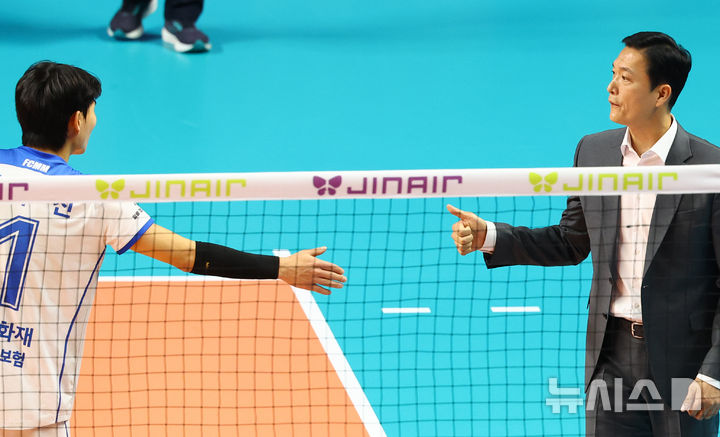 [서울=뉴시스] 박주성 기자 = 19일 서울 창충체육관에서 열린 2025~2026 진에어 V리그 남자부 우리카드와 삼성화재의 경기에서 삼성화재 김상우 감독이 김우진에게 엄지손가락을 치켜보이며 응원하고 있다. 2025.11.19. park7691@newsis.com