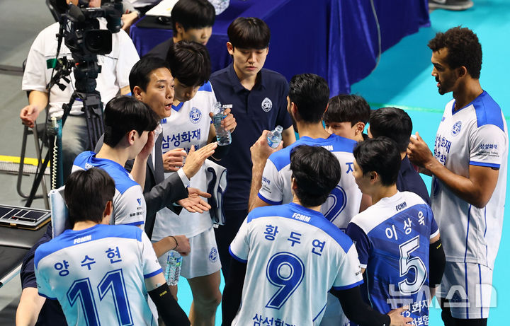 [서울=뉴시스] 박주성 기자 = 19일 서울 창충체육관에서 열린 2025~2026 진에어 V리그 남자부 우리카드와 삼성화재의 경기에서 삼성화재 김상우 감독이 선수들에게 작전지시를 하고 있다. 2025.11.19. park7691@newsis.com