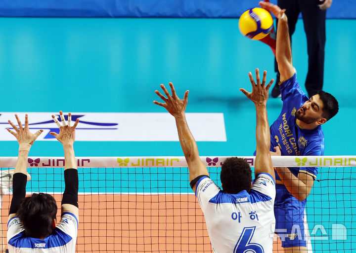 [서울=뉴시스] 박주성 기자 = 19일 서울 창충체육관에서 열린 2025~2026 진에어 V리그 남자부 우리카드와 삼성화재의 경기에서 우리카드 알리가 공격을 하고 있다. 2025.11.19. park7691@newsis.com