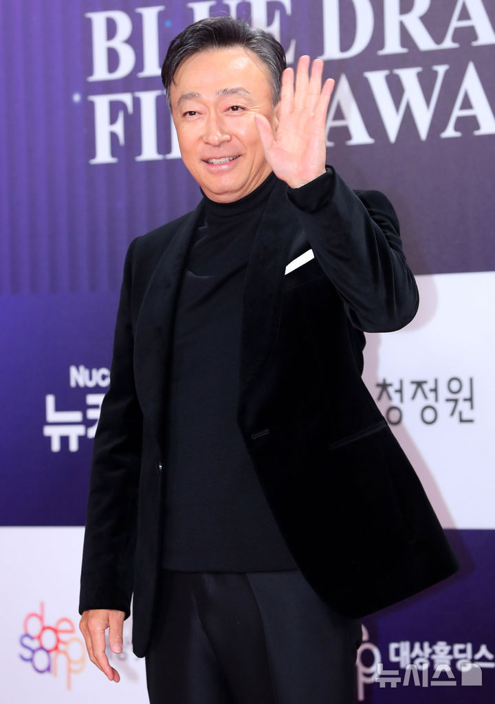 [서울=뉴시스] 김혜진 기자 = 배우 이성민이 19일 오후 서울 영등포구 KBS홀에서 열린 제46회 청룡영화상 레드카펫 행사에서 포즈를 취하고 있다. 2025.11.19. jini@newsis.com